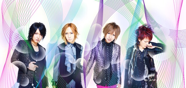 AYABIEでは、彩冷えるでギタリストとして活躍した夢人（写真右から2番目）がボーカリストを務める。