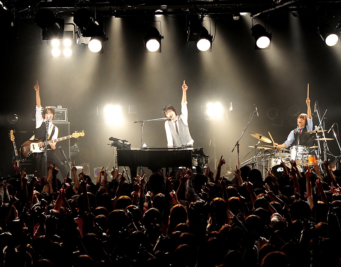 写真はDVD化されるLIQUIDROOM ebisu公演の様子。