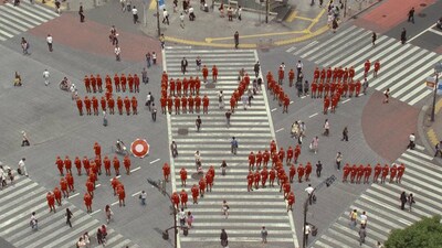 写真は「出没篇」より。スクランブル交差点でポッキー化した民衆による人文字「エビバデポッキー」。