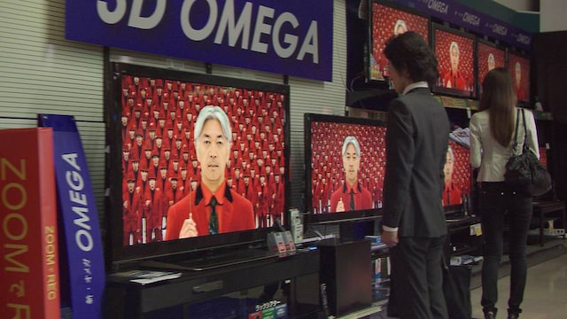 「エビバデポッキーモニター編」より。店頭モニター内で“増殖”する坂本龍一。