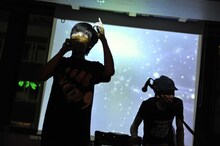 今回出演が発表されたシグナレス（写真）は、ゆーきゃんとあらかじめ決められた恋人たちへによるユニット。