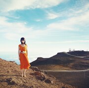 湯川潮音、新作ジャケット撮影でマウイの大地に立つ