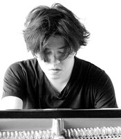 イベントで使用されるピアノはWWW専用の新品。出演者たちが真新しい楽器をどのように弾きこなすのかに注目だ（写真は渋谷慶一郎）。