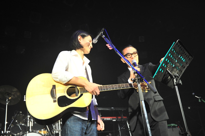 「没曲たち」の披露を茂木淳一（写真右）から強要されるミドリカワ書房（写真左）。