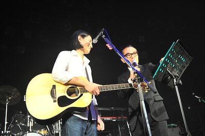 「没曲たち」の披露を茂木淳一（写真右）から強要されるミドリカワ書房（写真左）。