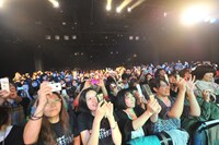 ミドリカワを撮影しまくるオーディエンス。