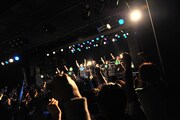 ライブの最後はメンバー全員とオーディエンスの「3、2、1、ミドシーン！」コールで締めくくられた。