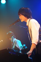 ボーカル杉本雄治はシャイな性格ながら、スイーツの話になるとついつい饒舌になってしまう大の甘党。「地元の神戸は数えるほどしかお店がないけど、こっちはいつでもどこでも甘いものが食べられるからイイな～」と早くも東京生活になじんでいる模様だ。