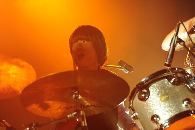 ドラムプレイ中も笑顔を絶やさないムードメーカー河邉徹（Dr）。