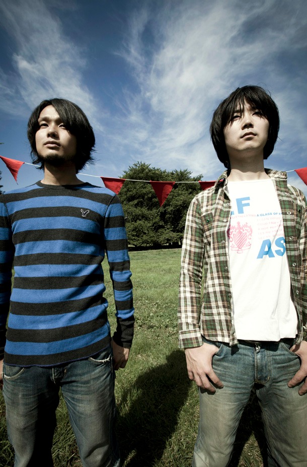 カミナリグモは6月8日に山中さわお（the pillows）プロデュースのミニアルバム「SCRAP SHORT SUMMER」を発表する。