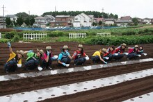 「SUPER☆GiRLSファーム」に野菜の種をまくSUPER☆GiRLSのメンバー。