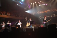 写真左より中村中、ゆず、寺岡呼人、仲井戸麗市。