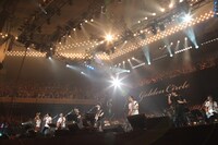 全出演者によるアンコールの様子。