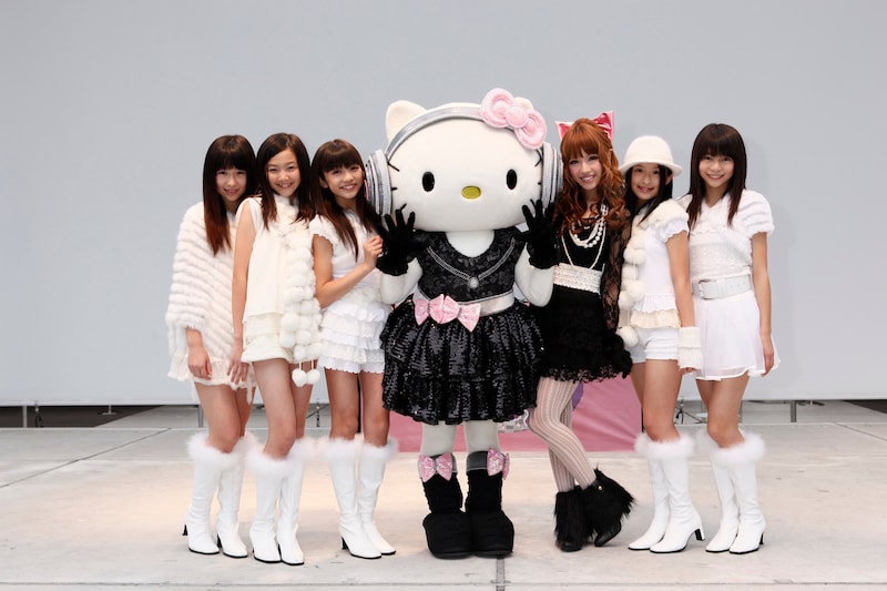 ラゾーナ川崎に登場したDJハローキティとくみっきー、東京女子流。