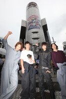 10月21日には渋谷109シリンダーに、D☆DATEのデビューを告知する看板がかけられた。写真左から五十嵐隼士、堀井新太、瀬戸康史、荒木宏文。