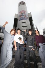 10月21日には渋谷109シリンダーに、D☆DATEのデビューを告知する看板がかけられた。写真左から五十嵐隼士、堀井新太、瀬戸康史、荒木宏文。