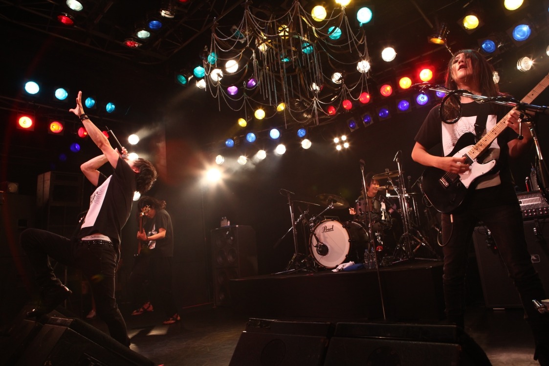 この日のライブの模様はUstreamで生中継され、世界中のファンがリアルタイムで4人のパフォーマンスを楽しんだ（写真：平沼久奈）。