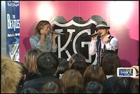 KG（写真右）と片桐舞子（MAY'S/左）によるライブの模様。
