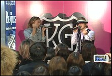 KG（写真右）と片桐舞子（MAY'S/左）によるライブの模様。