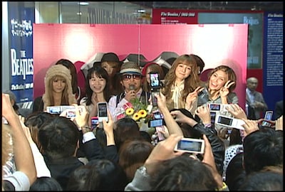 たくさんの美女に囲まれたKGは「ライブより緊張しています（笑）。こんな風にバースデーを祝ってもらうのは初めてなのでうれしいです」コメント。