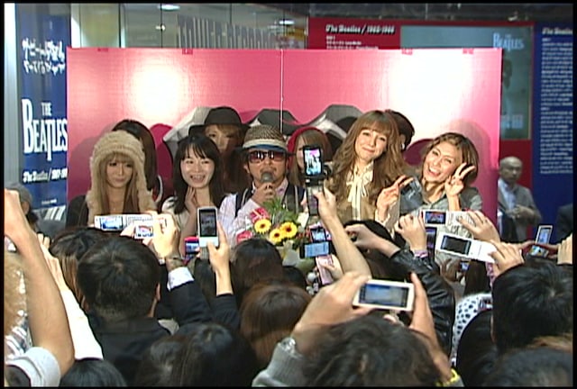 たくさんの美女に囲まれたKGは「ライブより緊張しています（笑）。こんな風にバースデーを祝ってもらうのは初めてなのでうれしいです」コメント。