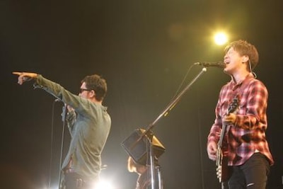 コブクロは11月17日にニューシングル「流星」をリリース。タイトル曲はフジテレビ系月9ドラマ「流れ星」の主題歌としてオンエア中。