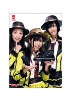 SKE48オリジナルクリアファイル（絵柄は石田安奈、向田茉夏、山田恵里伽）。(C)SKE48