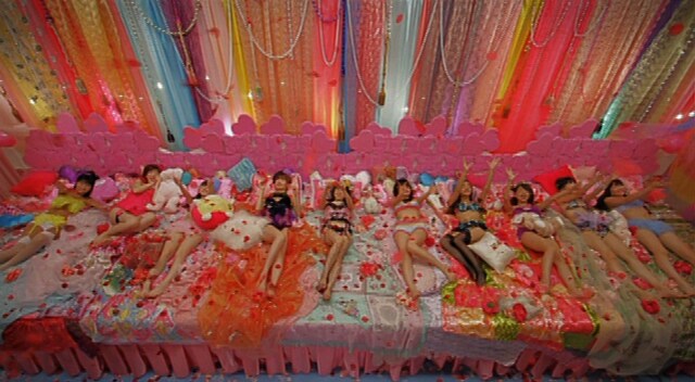 「ヘビーローテーション」ビデオクリップのワンシーン。