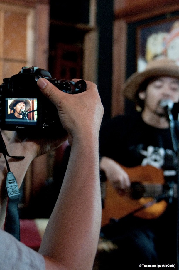 七尾旅人を撮影するカメラ