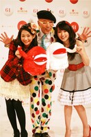 紅白応援隊による記者会見の様子。