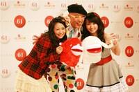 紅白応援隊による記者会見の様子。