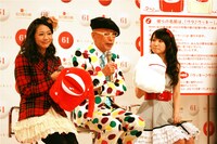 紅白応援隊による記者会見の様子。