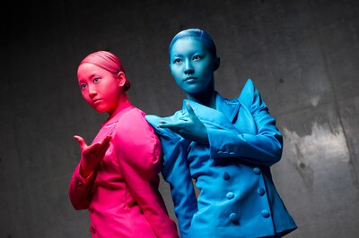 衣装の色に合わせて、肌や髪を赤＆青に染めた松井玲奈（写真左）と松井珠理奈（右）。