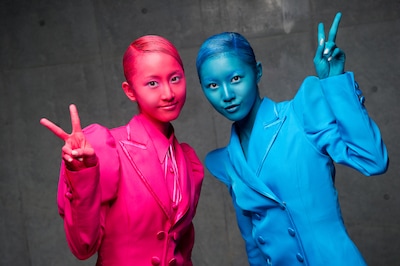 撮影の合間に、カメラに向けてピースサインを出す松井玲奈（写真左／赤）と松井珠理奈（右／青）。