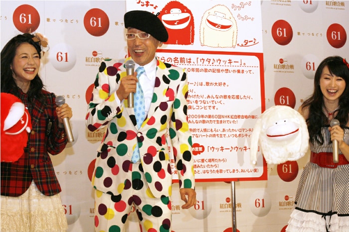 パネルを用いてウタ♪ウッキーのプロフィールを紹介する3人。水樹奈々は人形のイメージから声を想像し「ウー♪」「ター♪」と即興アフレコをしてみせた。