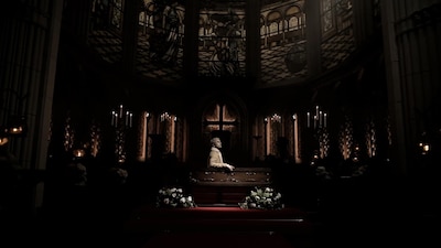 棺おけからむっくりと起き上がる平井堅。