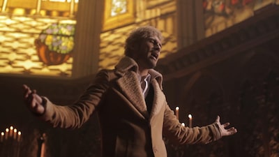 よみがえった平井堅は教会内に歌声を響かせる。