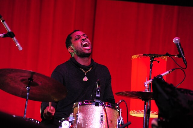 シャウトするスティーヴ・ジョーダン。コーラスワークも冴え渡った。