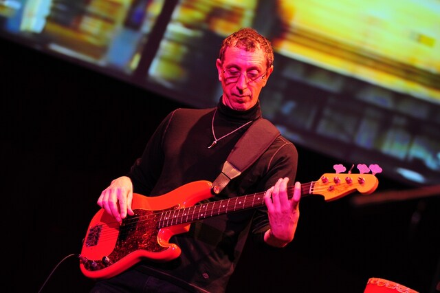 盤石なプレイでバンドの屋台骨を支えたピノ・パラディーノ。