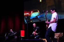 リードギタリストとしてソロを披露する奥田民生。