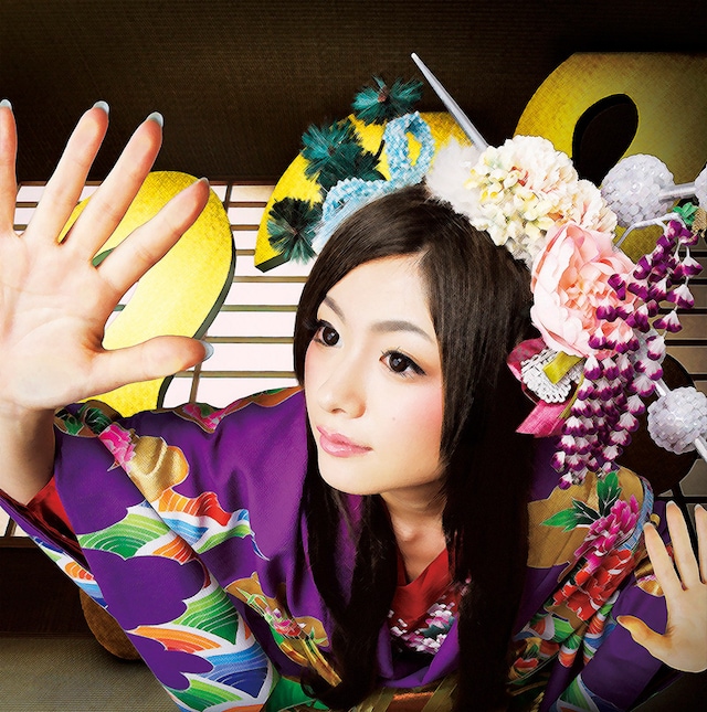 写真はアルバム「???」初回盤ジャケット。着物をエキセントリックに着こなし、ガラス窓の向こうからこちらを覗くようなポーズをとるアイラ。