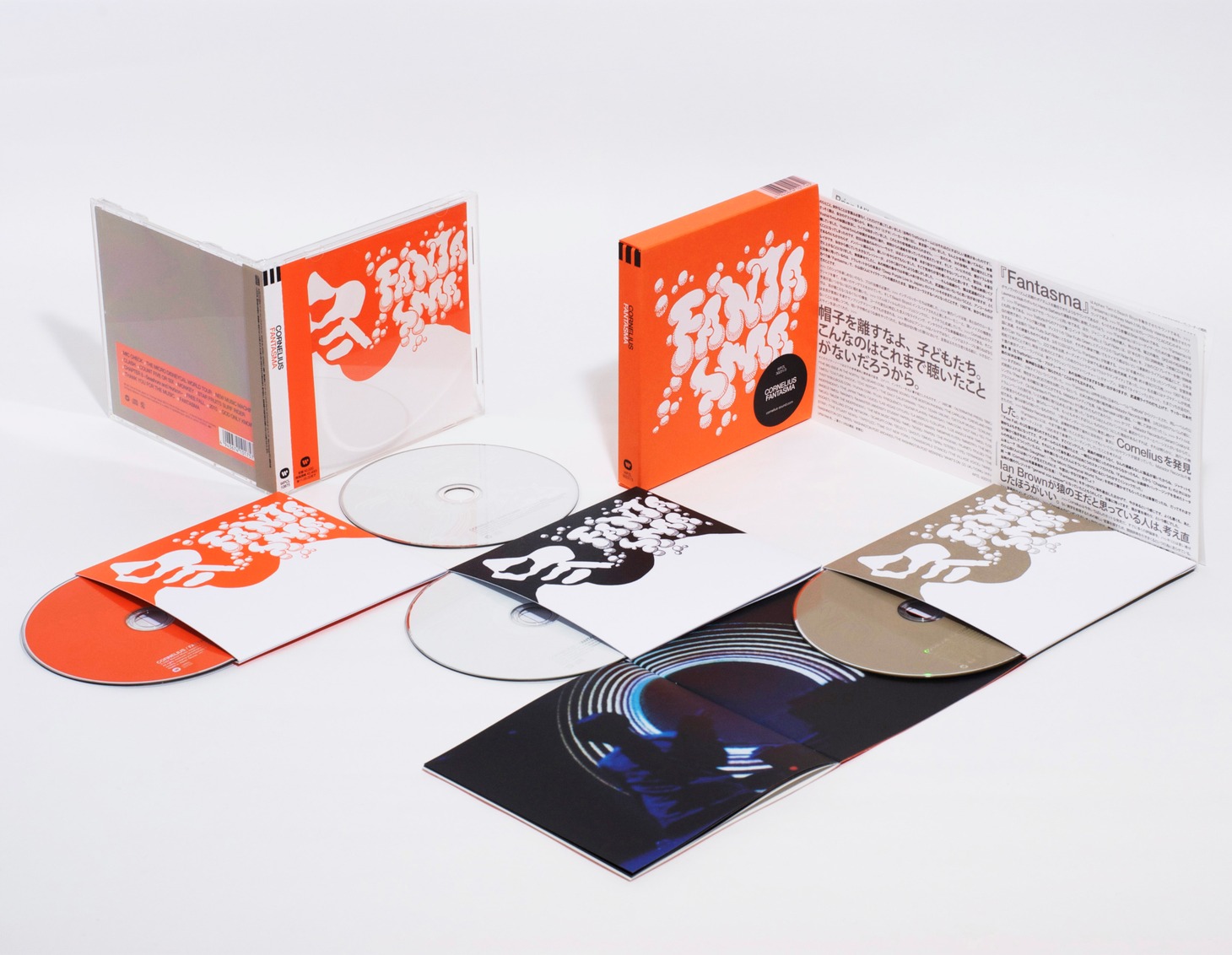 アルバム「FANTASMA」初回限定盤の展開写真。左奥のプラケースは通常盤パッケージ。
