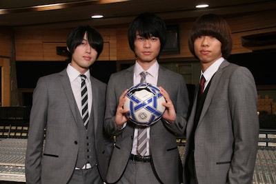 サッカーボールを手に決意を新たにするWEAVER。