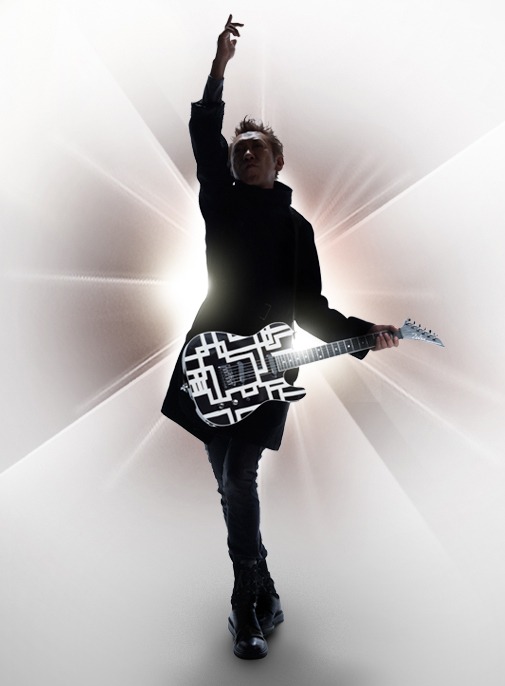 1981年にBOØWYのギタリストとしてデビューし、アーティスト活動をスタートさせた布袋寅泰。