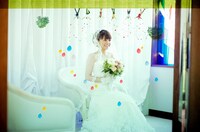 「杏里へ」ビデオクリップでは新婦役を小林アナ、新郎役を彼女の後輩である√9のメンバー石井ちゃんが演じている。