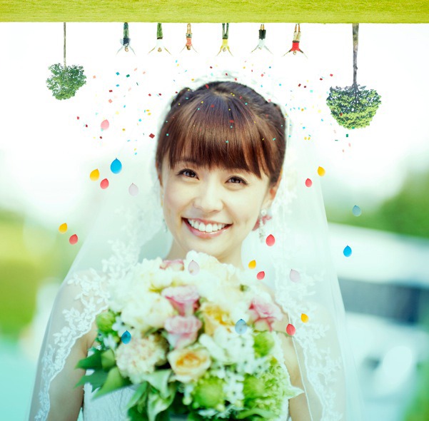 小林麻耶のウエディングドレス初お披露目となった√9「杏里へ」。小林アナはジャケット写真にも登場。