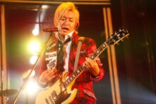 初日のステージで熱いパフォーマンスを展開するつるの剛士。