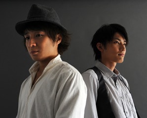 ステージやメディアに登場する亀田大（写真左）、松井亮太（右）と、一般人として生活する作詞担当の塚本伸男という変則的な編成で活動する3人組ユニット、ワカバ。