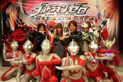 ウルトラマンゼロおよび歴代ウルトラマンたちと記念撮影するGIRL NEXT DOOR。