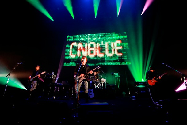 写真は「CNBLUE 1st Official Fanclub Event 2010 ～Welcome to BOICE JAPAN～」ステージの様子。